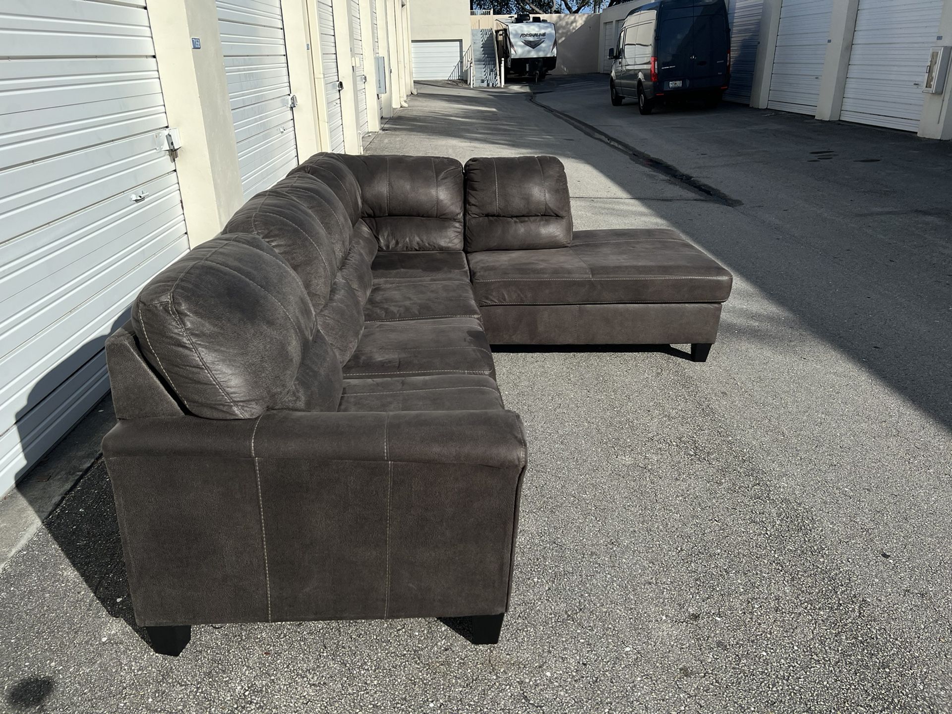 MODERN GRAY SECTIONAL LSHAPE COUCH SOFA IN EXCELLENT CONDITION LIKE