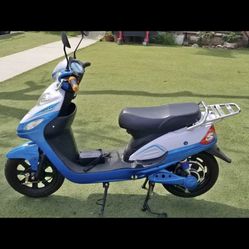 Electric Vespa Style Scooter/Bike