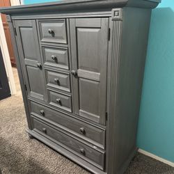 Oxford London  Lane  4 in 1 Convertible Crib, Chifferobe and Night Stand