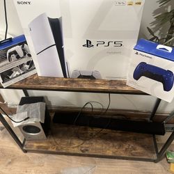 1 TB PS5 With Extra Controller And Charging Station 
