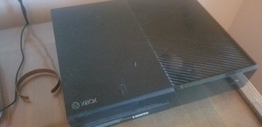 Xbox One With Few Games And 1 Wireless Controller