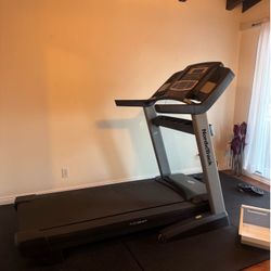 NordicTrack Elite 3700 Treadmill + Mats