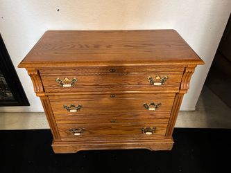 BEAUTIFUL PRISTINE QUALITY SOLID OAK DRESSER CAN DELIVER LOCAL IF NEEDED