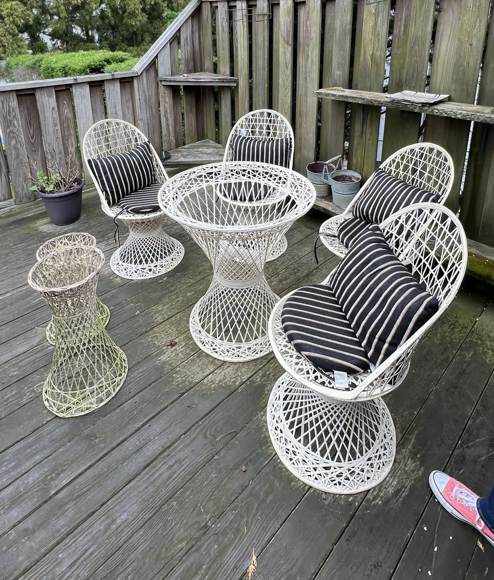 1970s Vintage Russell Woodard MCM Patio Set (4 Chairs + Table In Fiberglass)