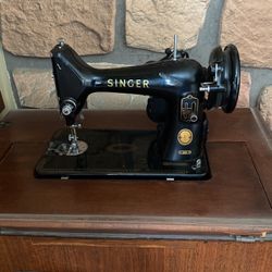 Vintage Singer Sewing Machine In Wooden Sewing Cabinet