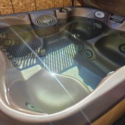 Great 4 Person Jacuzzi Brand Spa