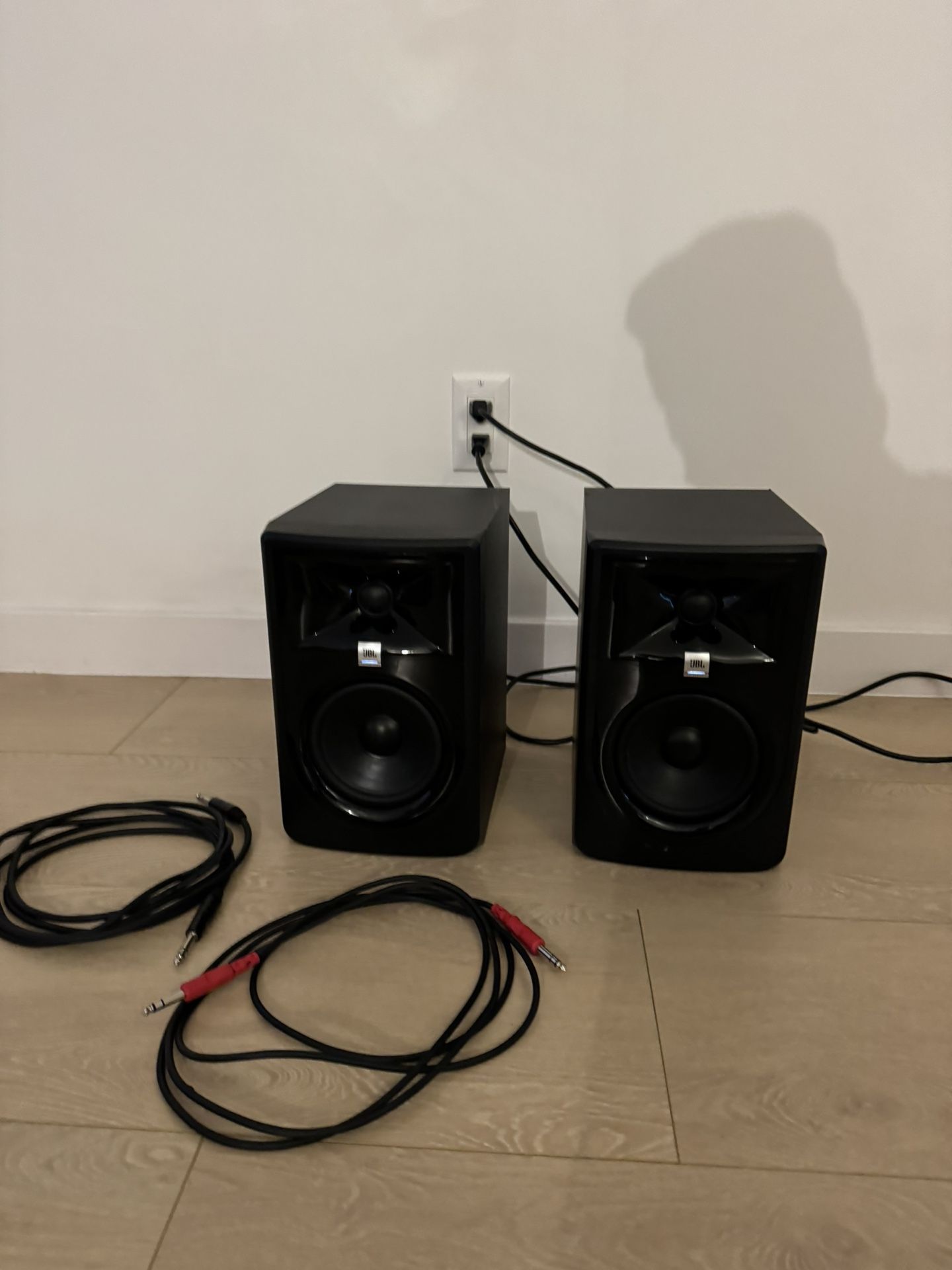JBL Professional 305P MkII 3 Series 5" 2-Way Powered Studio Monitor,Black Pair