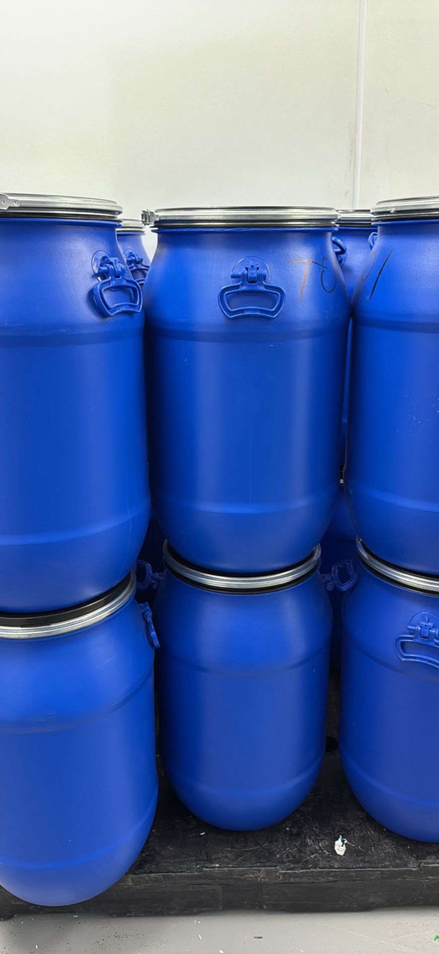 8 To 10 Gallons Plastic drums
