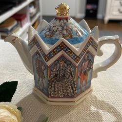 Elizabeth I Sadler/Staffordshire , England Teapot And Lid