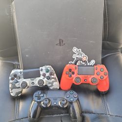 PS4 Slim And 3 Duleshock Controllers