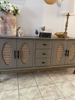TV . Dresser