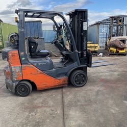 Toyota Forklift     5000 Lbs  Cap.        Runs Great 