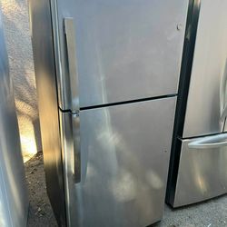 Refrigerator top freezer