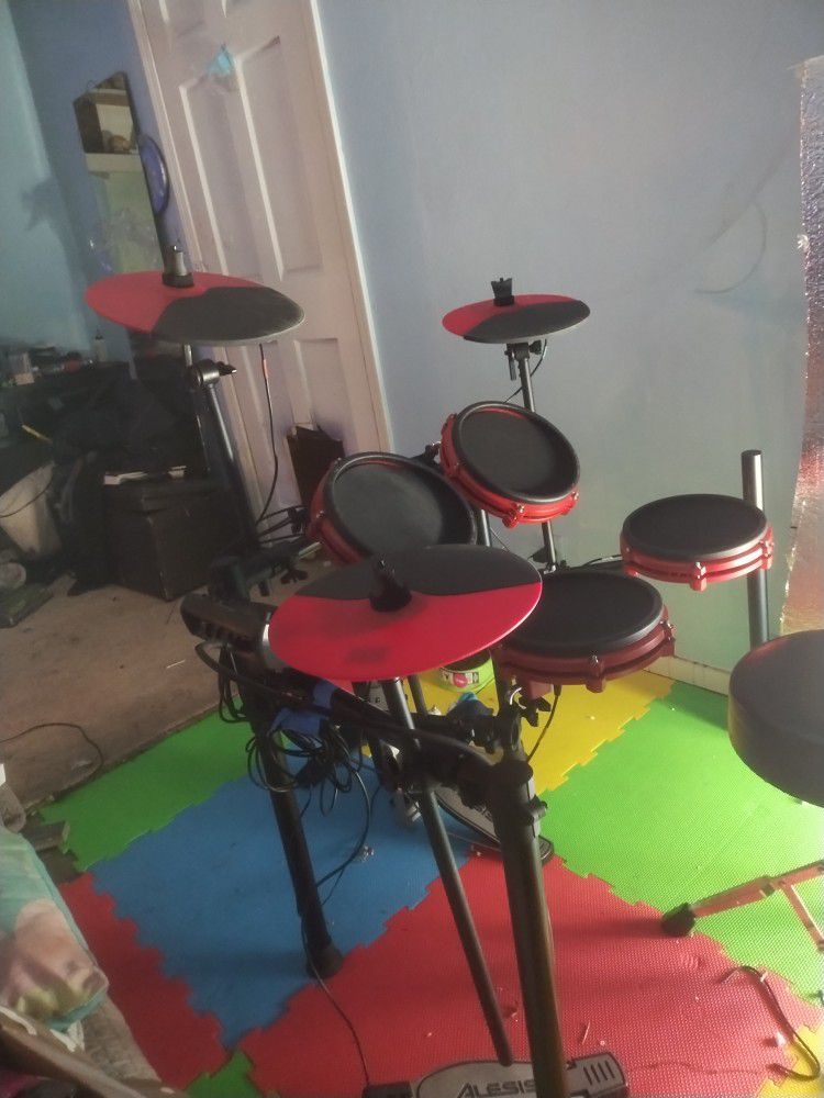 Alesis Nitro Electric Drum set 