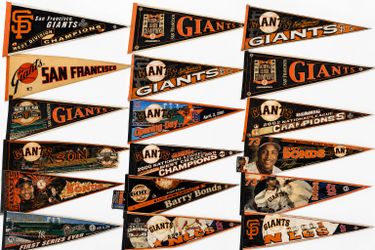Lot Of 16 Vintage San Francisco Giants MLB Baseball Pennants Barry Bonds 2000-2002