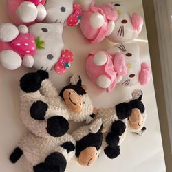 PLUSHES- HELLO KITTY / COW