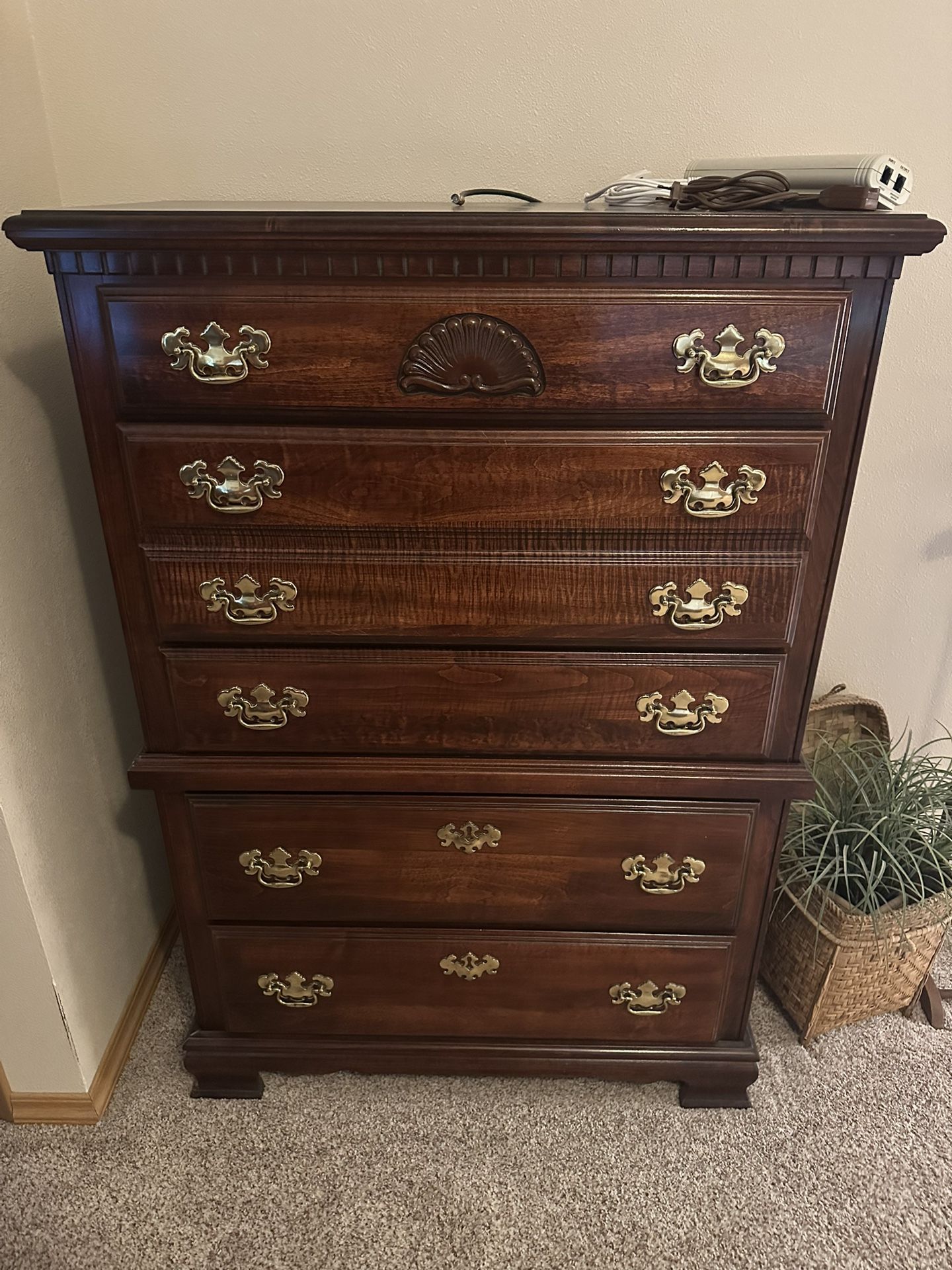🛌 Selling this cherry wood (REAL WOOD) traditional style bedroom suite as a complete set