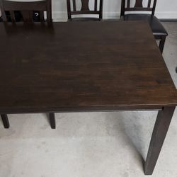 Kitchen Table / 4 Chairs