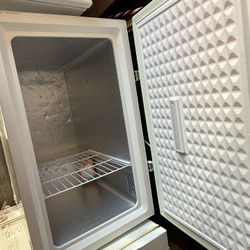 magic chef white 5.2 Cu. F Chest freezer