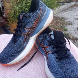 Nice ASICS  Shoes, Gently Used.