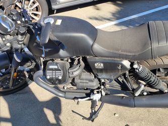 Moto Guzzi V7 Stone in a matte black (Nero Ruvido) finish.