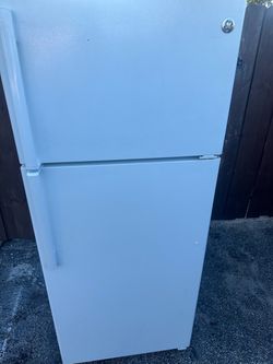 Ge top and bottom refrigerator 68/28/28