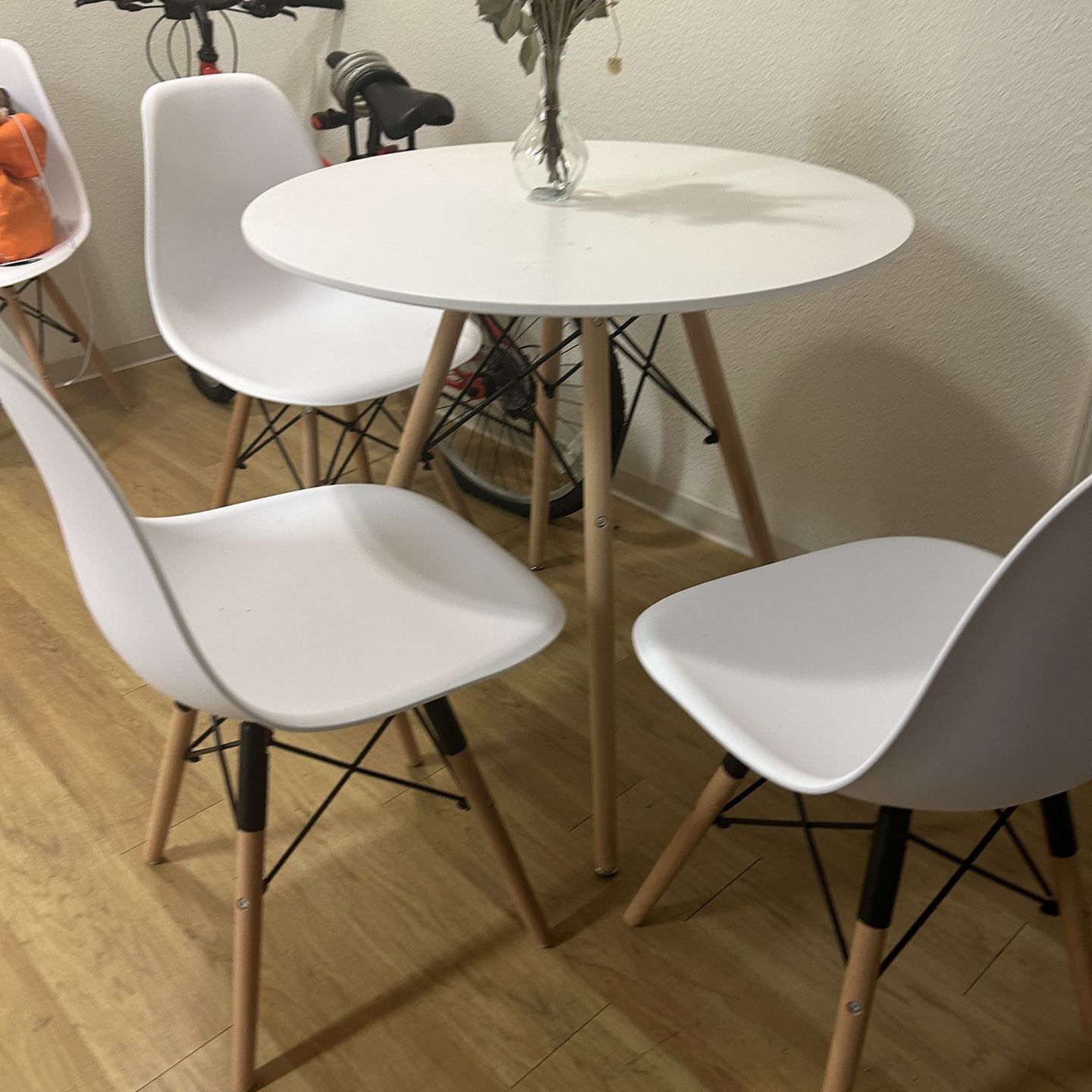 Dining Table W/4 Chairs - In LA 90042 Area 