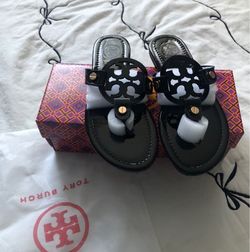 New Tory Burch Black Glossy Sandals Size 6.5 💟