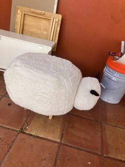 ottoman / banquito decorativo con forma de oveja/cabrita,