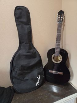 Lucero LC100 classic guitar with case