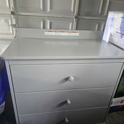 Delta Children Skylar 3 Drawer Dresser with Changing Top and Interlocking Drawers