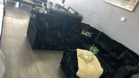 Secciónal Include Ottoman a solo $799