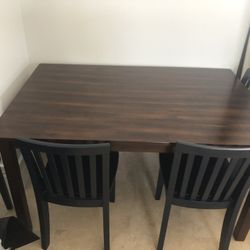 Pottery Barn Kids Table 4 Chairs Excellent Condition 