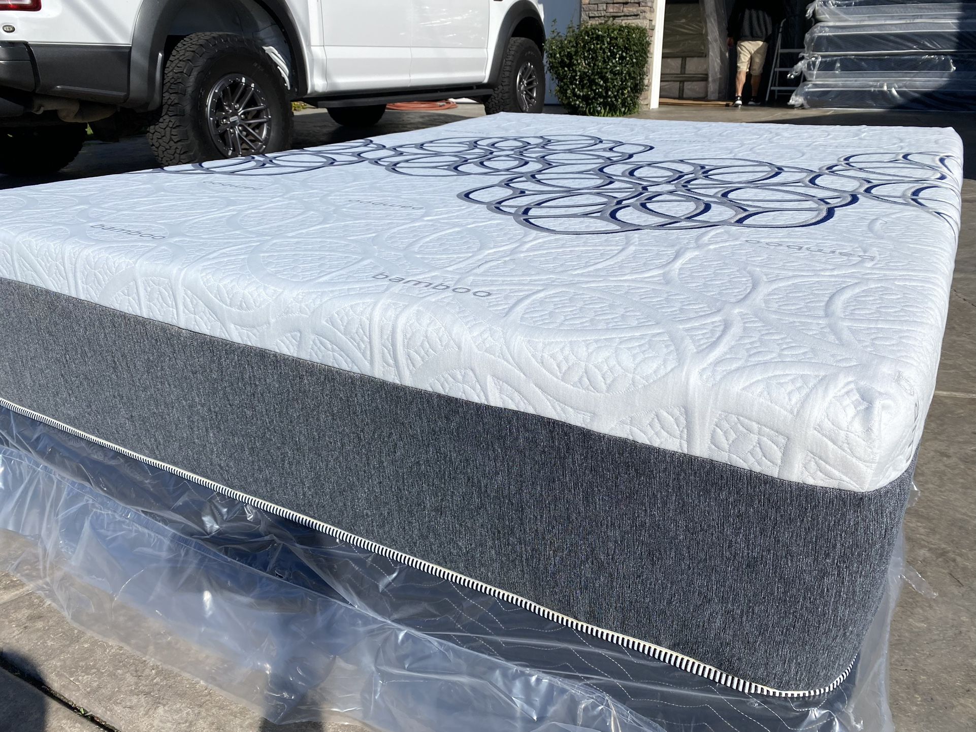 Full Bamboo Hybrid Cool Gel Memory Foam Mattress!!