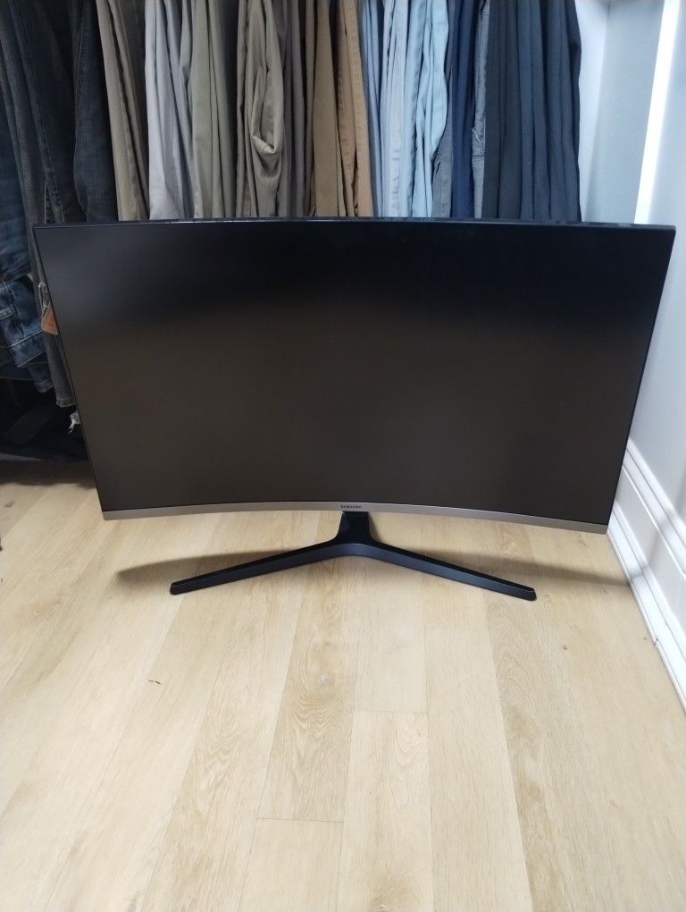 🌟 Samsung 32" Curved Monitor (LC32R500FHNXZA) — Great Condition! 🌟
