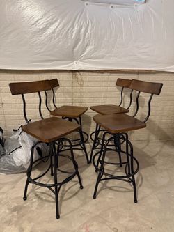 Beautiful barstools (4) great condition