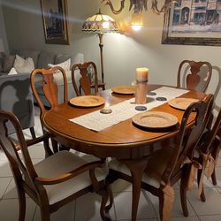 Wood Dinning Table . 6 Chairs