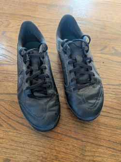 Nike Tiempo Legend 9 Club kids soccer cleats size 6Y