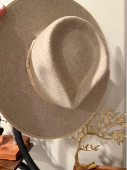 Lack of color cute chique bolo beige hat