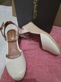 Women's Cream Ankle-Strap Closed-Toe Heels size 8.5
