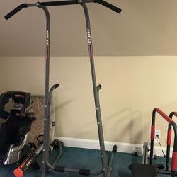 Pull Up Bar And Exercise Station 