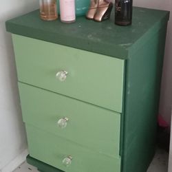 Gabeterito (Little Dresser)