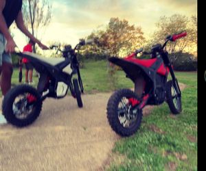 White Yozma IN10 comes with charger, toolset, and helmet. (Hit up with offers)!!