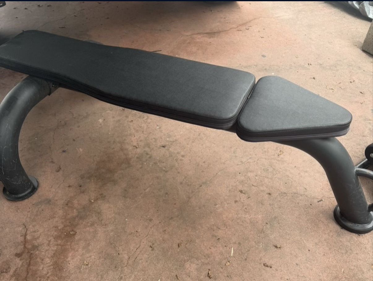 FLAT WEIGHT BENCH - Sturdy With Wheels For Easy Move