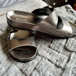 SUPER COMFORTABLE Michael Kors Slides - NWT