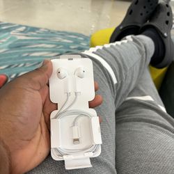 Apple wireless headphones white