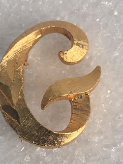 Pretty Ladies Gold Tone Brooch Letter G”