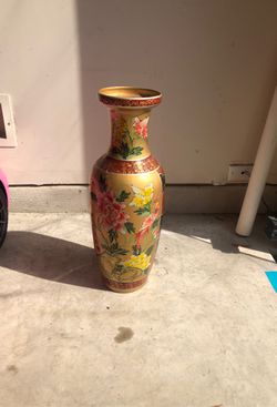 2 foot tall Beautiful Vase