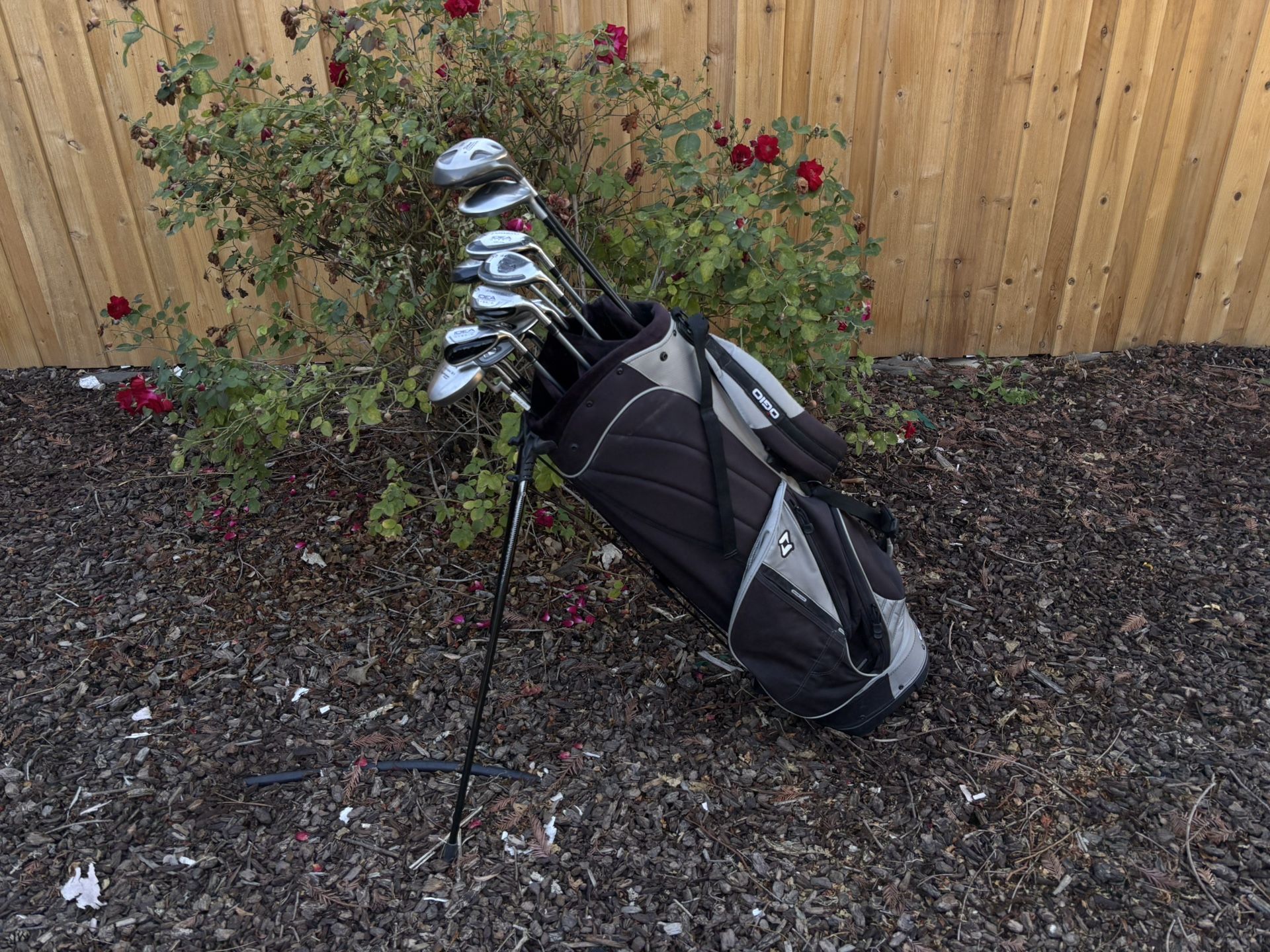ADAMS IDEA a2OS Hybrid Golf Set (Titleist Driver+3w+3i-pw+sw+putter+OGIO Stand Bag)