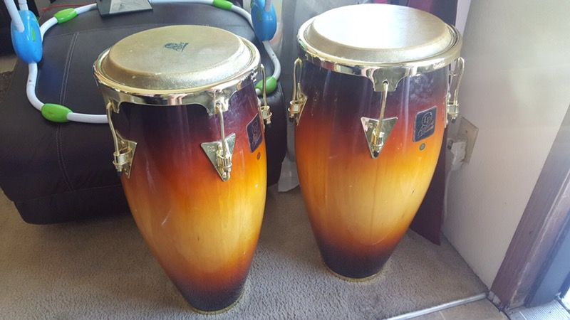 Congas con su base/with stand